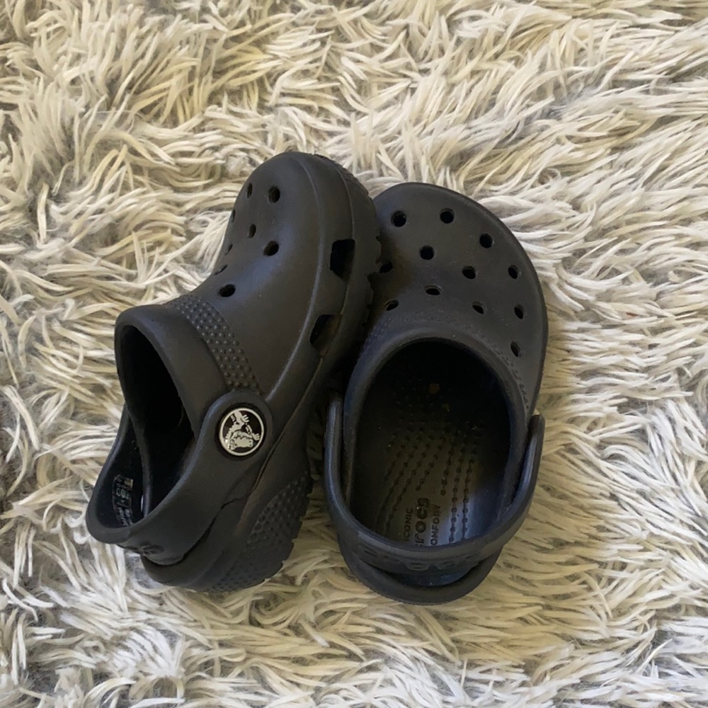 Baby/toddler black crocs